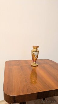 starožitný stolek J. Halabala a zdobená váza - 5