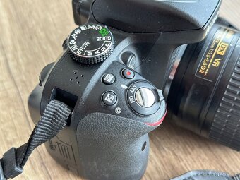 NIKON D3300 3 x OBJEKTIV 2 x BATERIE 5287 SNÍMKŮ - 5