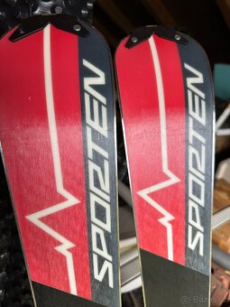 Sjezdové lyže červené v hezkém stavu - 5