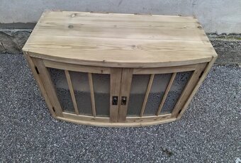 SKŘÍNKA NA ZEĎ PO RENOVACI - 5