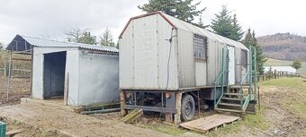 Oplocený pozemek 11.000m2 pro koně, atd. + maringotka. - 5