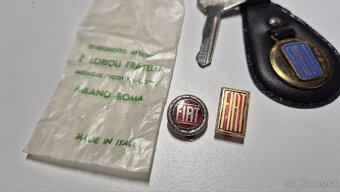 Original klíč Fiat 600 s klíčenkou a 2 odznaky - 5