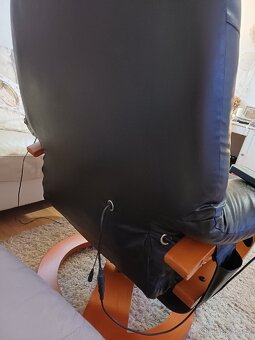 Masážní křeslo s podnožkou a dřevěnou konstrukcí - 5