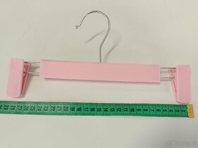 Růžová plastová ramínka s nastavitelnými skřipci - 5