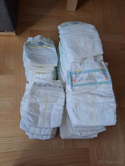 Mix oblečení na holčičku a plenky Pampers - 5