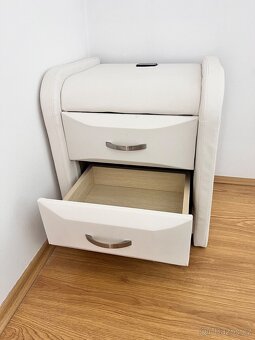Moderní manželská postel s matrací a nočními stolky - 5