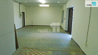 pronájem skladu 58m2 v přízemí s manipulační plochou 50m2 v - 5