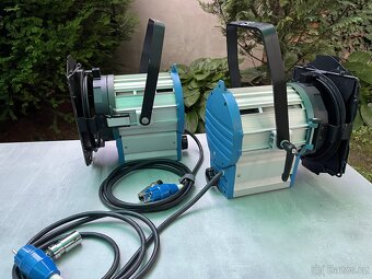 2ks Arri T1 1000W kopie + 3 náhradní žárovky, klapky, spigot - 5