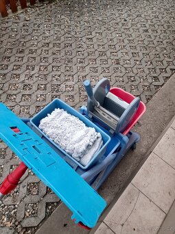 Čistič na okna + úklidový komplet - 5