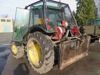 Traktor John Deere s lesnickou nástavbou - 5
