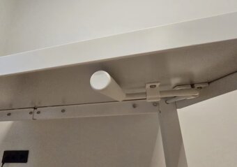 Výškově nastavitelný stůl Ikea Trotteen - 5