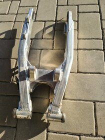 Yamaha tt600 r kyvná vidlice + osa kyvky a zadního kola - 5