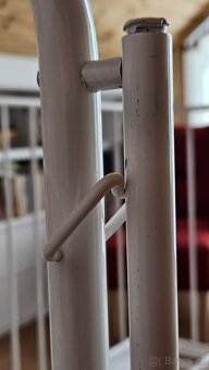 Dětská kovová postýlka + proutěný koš na kolečkách - 5