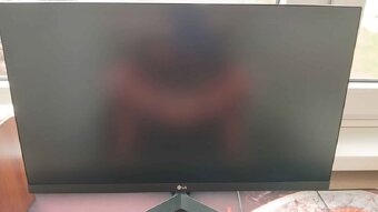 Stolní počítač s monitorem a reproduktory - 5