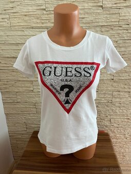 Krásné ikonické bílé tričko GUESS - vel. 38 - 5