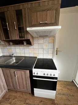 Kuchyňská linka 130×160 cm se dřezem, sporákem a digestoří - 5