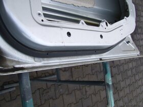 Prodám pravé přední a zadní dveře na Ford Fusion 2004 - 5