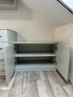 Šatní skříně a stůl - 5