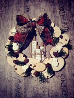 Dřevěný věnec na dveře - 5