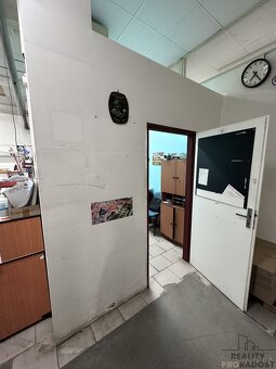 Pronájem skladu - dílny + kancelář o výměře 115m2 v Adamově - 5