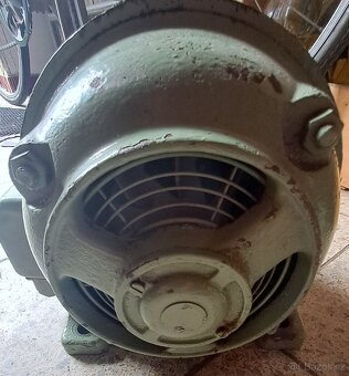 Elektromotor R35 n 6, patkový, U=400 (380) V, P=700 W, - 5
