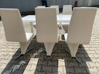 Bílý jídelní stůl a 6 designových židlí v krásném stavu - 5