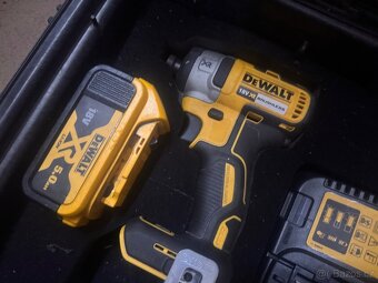 Aku kombo sada deWALT dck422.....2x 5,0Ah - 5