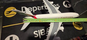 Kovový model Airbus A380 Emirates M1:200 - 5