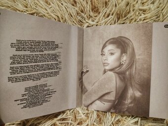 CD Ariany Grande s autogramem - 5