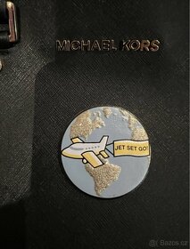 Černá kabelka Michael Kors s cestovatelskými motivy - 5