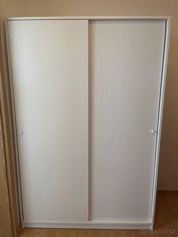 Šatní skříň KLEPPSTAD s posuvnými dveřmi, bílá - 5