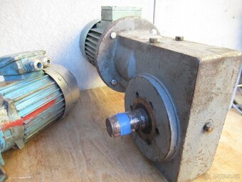 Elektropřevodovka 2ks.1,1kw-35ot.min.a 0,75kw-213ot.min. - 5