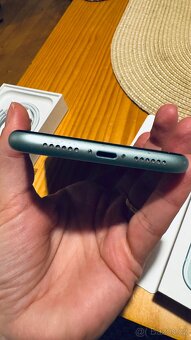 IPhone 11 64GB zelený. Top stav - 5