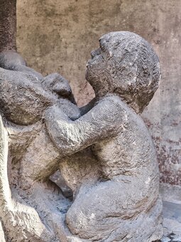 Obří pískovcové sousoší „Matka s dítětem” z období první rep - 5