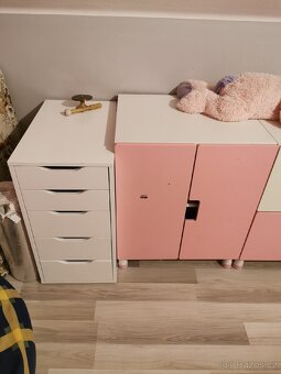 Dětský nábytek v růžové a bílé barvě. - 5