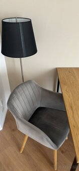 Jídelní stůl, židle a lampa - 5