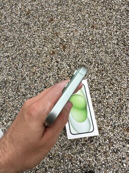 iPhone 15 - baterie 100% green - 5