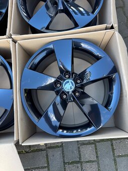 ORIGINÁL Alu Škoda RATIKON R17, 5x112 - TOP STAV - 5