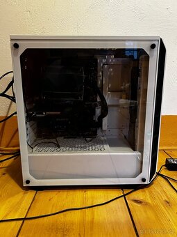 PC s monitorem, sluchátky, klávesnicí a myší - 5