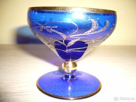 Různé hrnky a skleničky. - 5