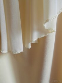 Černé úpletové šaty, lehké žluté šaty, bílá mikina - 5