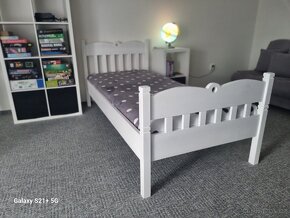 Dřevěná postel z masivního dřeva - 5