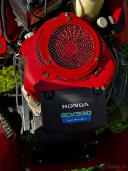 Prodám zahradní traktůrek Honda 2417 V-Twin s motorem GCV530 - 5