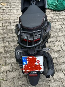 Skůtr Yuki 125i via na benzín skoro nový. - 5