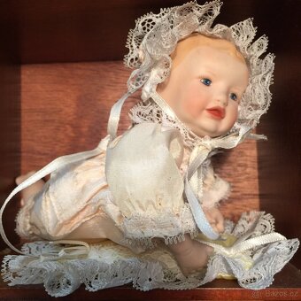 sběratelské panenky porcelánové značené  a polička - 5