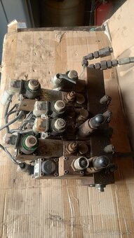 Hydraulický rozvaděč elektromagnetický 12 V - 5
