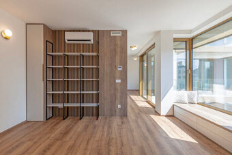 Pronájem luxusního bytu 1+kk s balkonem a garážovým stáním – - 5