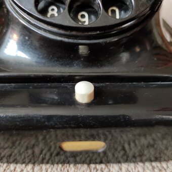 Starý vidlicový telefon s otočnou číselnicí - 5