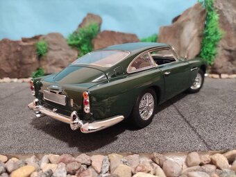 prodám model 1:18 Aston Martin DB5 - 5
