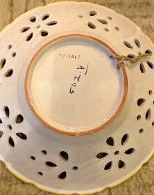 Tradiční malovaný talíř prolamovaný keramický, 70 let starý - 5